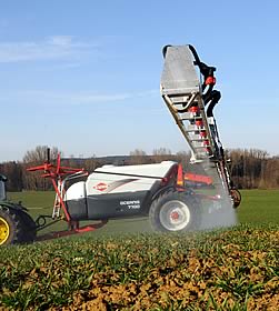 Kuhn Oceanis trailed sprayer