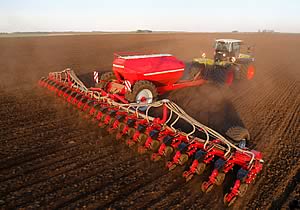 Claas Xerion 5000 and Horsch Maestro 24.70 SW single-grain seed drill