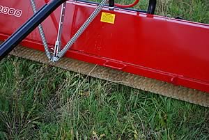 contra-rotating brush weedwiper