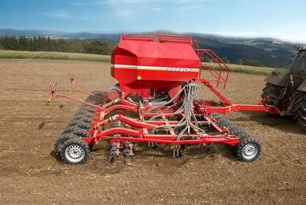 Sprinter with seed and fertiliser hopper